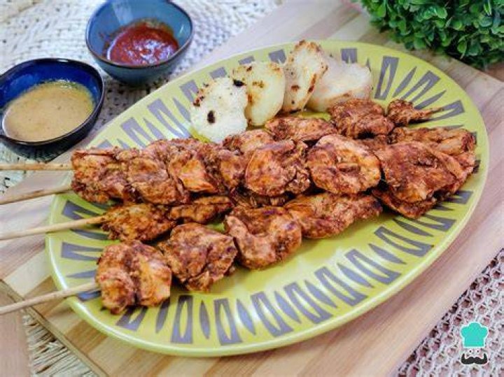 Anticuchos de pechuga de pollo a la brasa del restaurante Humo de Madrid anticuchos de pechuga de pollo a la brasa del restaurante humo de madrid