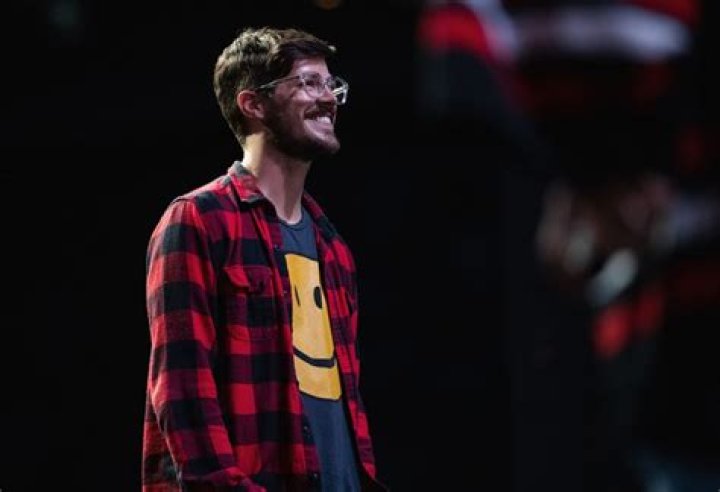 Arrowverse Stars React to Grant Gustin's Massive Hiatus Beard