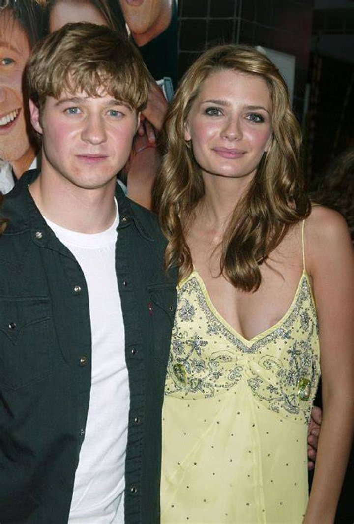 Benjamin McKenzie and Mischa Barton smile for cameras at 'The O.C.' premiere party