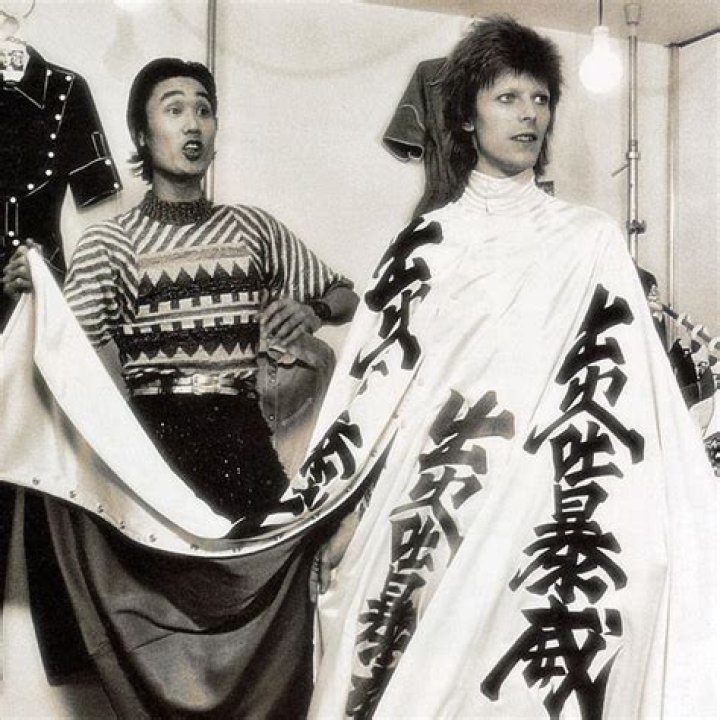 Kansai Yamamoto David Bowie Fashion in Motion at the V&A david bowie in kansai yamamoto on aladdin sane tour