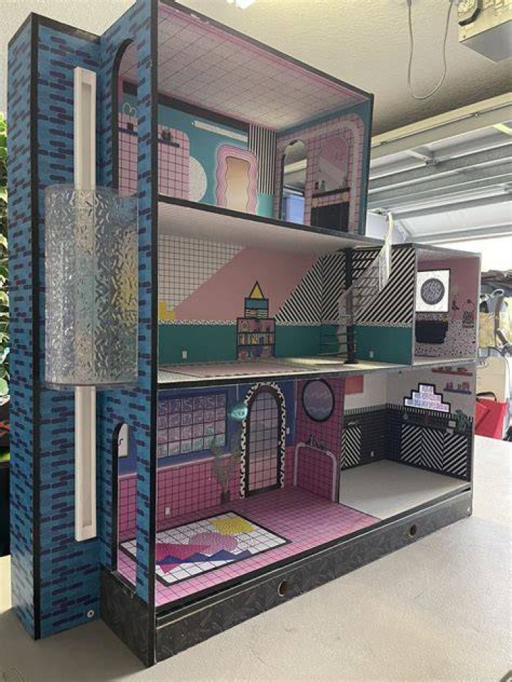 Do Barbies fit in lol house?