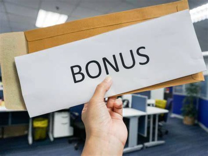 Do hotels give bonuses to employees?