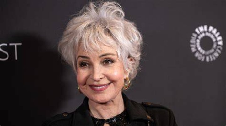 Does Annie Potts walk with a limp?