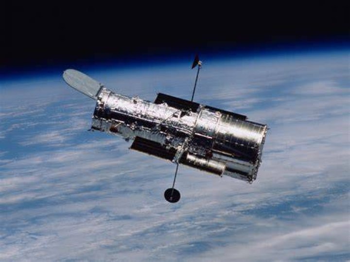 Does the Hubble telescope take pictures in color?