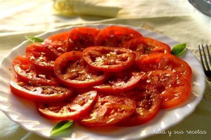 Ensalada de tomates con chalotas al zumaque y piñones de Ottolenghi ensalada de tomates con chalotas al zumaque y piñones de ottolenghi