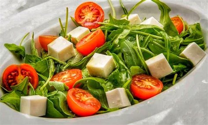 Ensalada de tomates y queso fresco ensalada de tomates y queso fresco