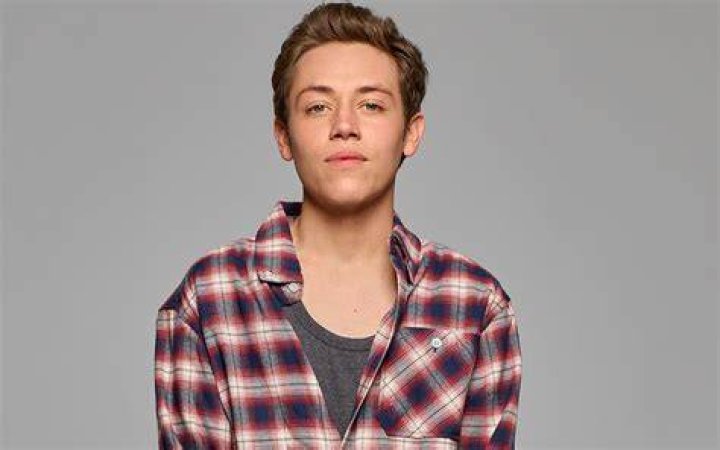 Ethan Cutkosky as Carl Gallagher and Chloe Webb as Monica Gallagher in Shameless