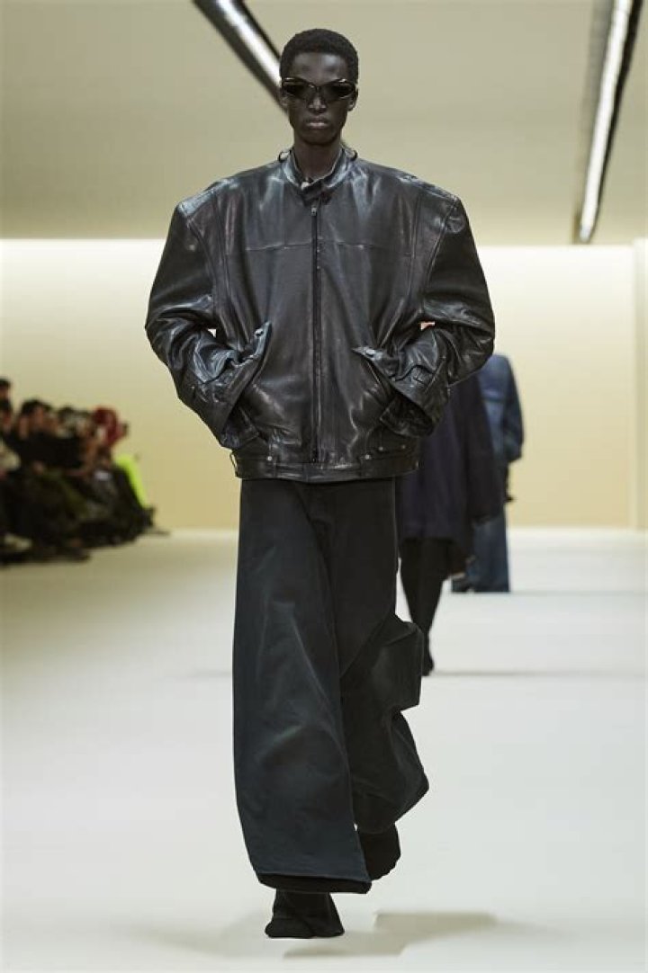 Fashion show, Runway, Outerwear, Style, Fashion model, Street fashion, Fashion, Pattern, Model, Public event, Fashion show, Runway, Outerwear, Style, Fashion model, Street fashion, Fashion, Pattern, Model, Public event,