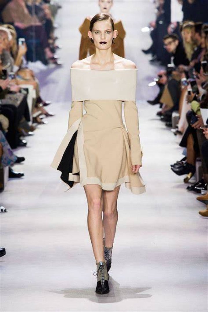 Fashion show, Shoulder, Runway, Joint, Outerwear, Fashion model, Style, Street fashion, Fashion, Pattern, Fashion show, Shoulder, Runway, Joint, Outerwear, Fashion model, Style, Street fashion, Fashion, Pattern,