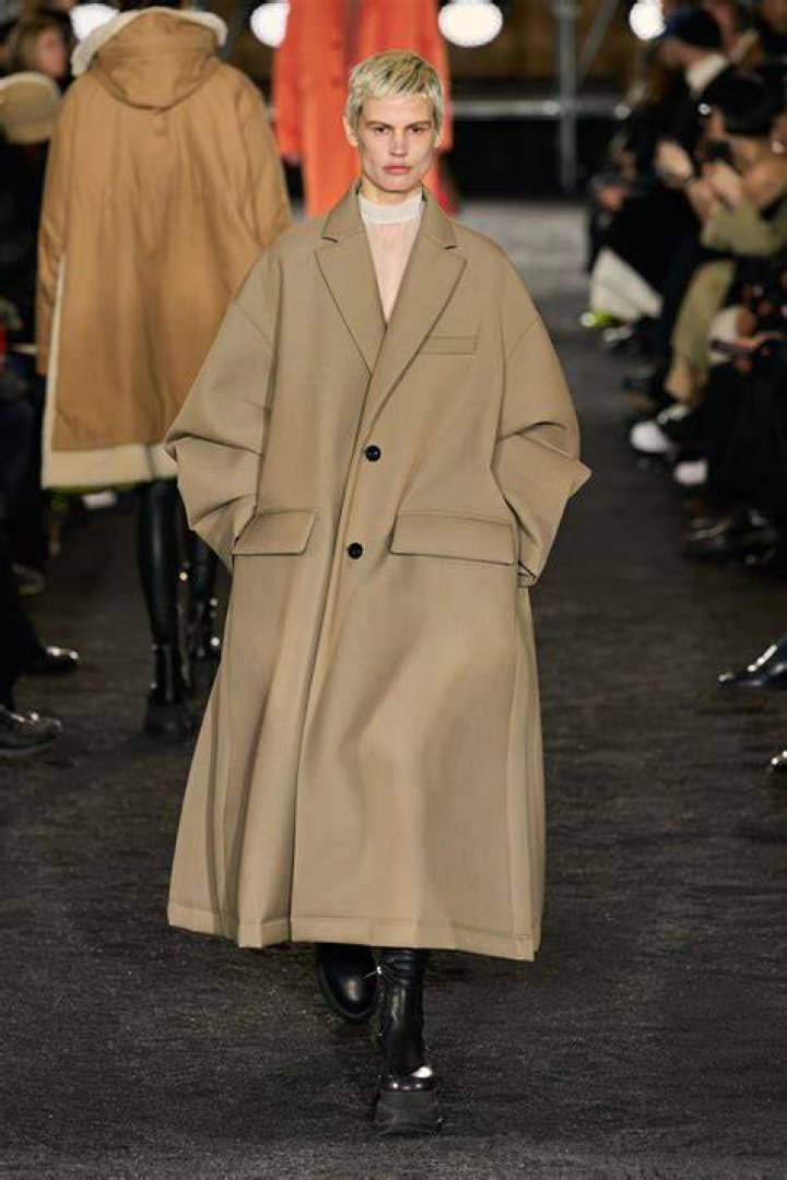 Fashion show, Shoulder, Runway, Outerwear, Style, Fashion model, Street fashion, Fashion, Model, Public event, Fashion show, Shoulder, Runway, Outerwear, Style, Fashion model, Street fashion, Fashion, Model, Public event,