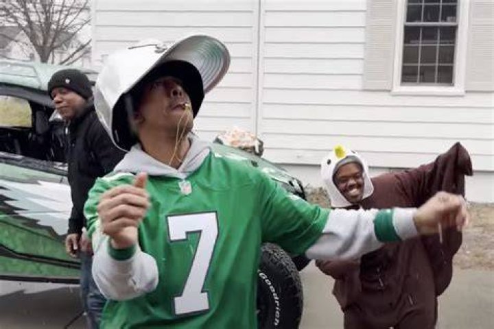 Gillie Da Kid Blesses Philly Youngsters With Cash & A Message: ‘Stay Out The Streets’