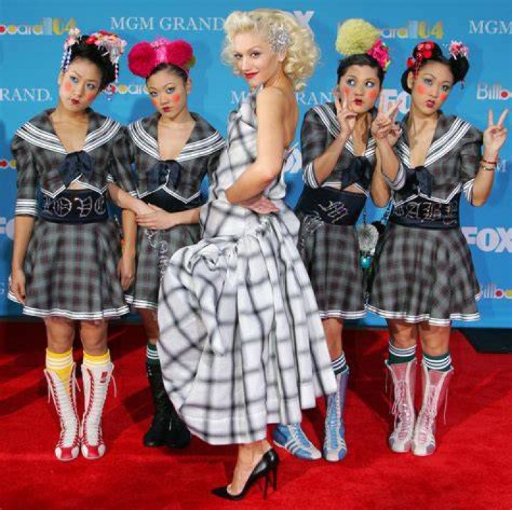 Gwen Stefani's 2 kids, Kingston and Apollo, standing with her and Blake Shelton for a photo