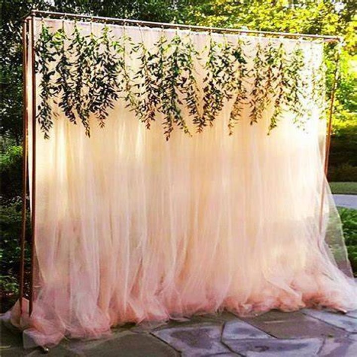 How do you tulle an arch?