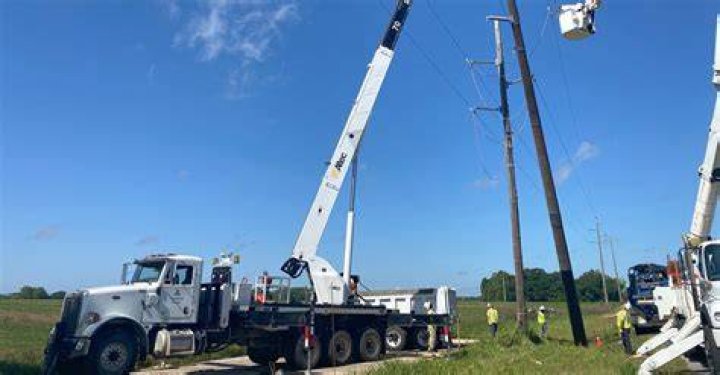 How much does it cost to put in a power pole?