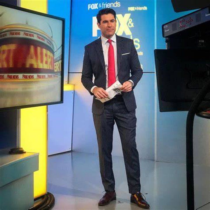 How tall is Rob Schmitt from Fox News?
