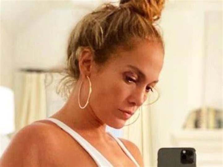 Jennifer Lopez Breaks The Internet With Sexy Selfie