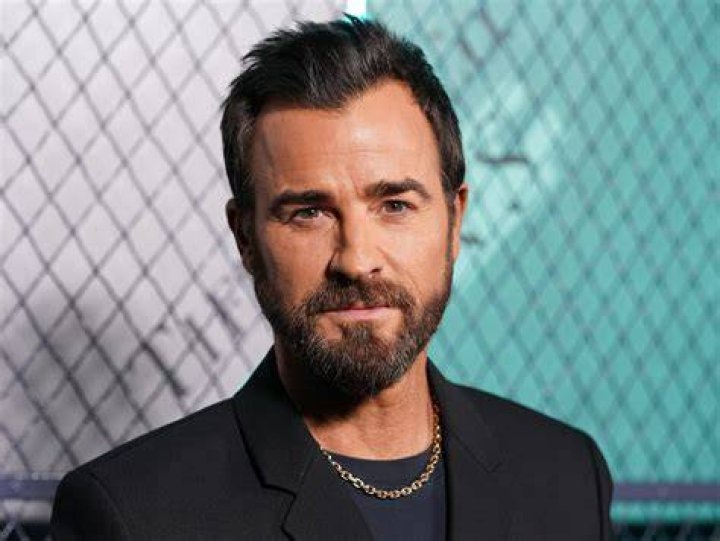 Justin Theroux Played These 2 Men in the Show