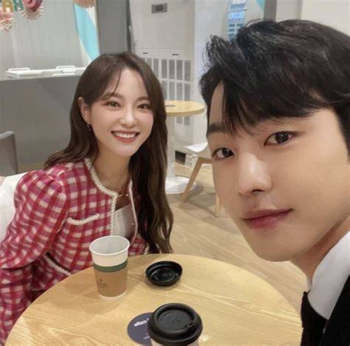 Kim Se-jeong and Ahn Hyo-seop in webtoon 2022 K-drama 'Business Proposal.'