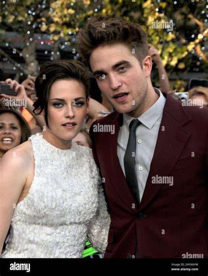 Kristen Stewart jokingly shows Robert Pattinson her fist during the premiere of 'Twilight'