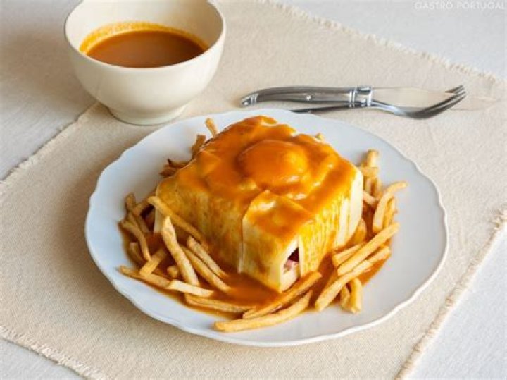 la francesinha del caf&eacute; santiago de oporto