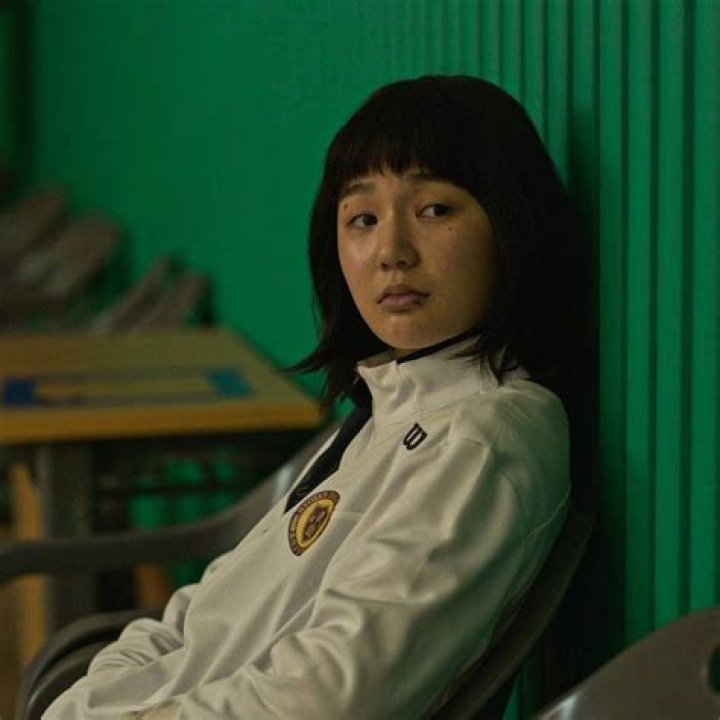 Lee Eun-saem as Mi-jin in 'All of Us Are Dead' wearing school uniform and covered in blood.