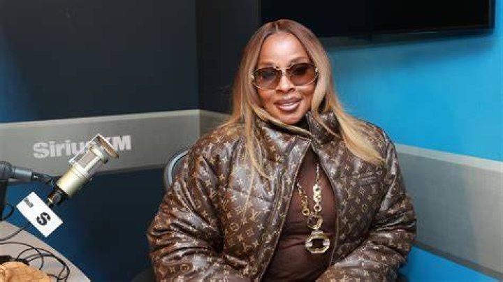 Mary J. Blige with flowers