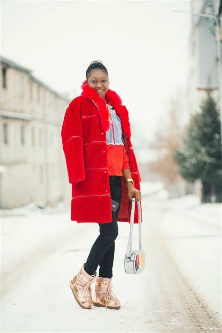 Shoe, Textile, Fur clothing, Standing, Style, Dress, Natural material, Fashion, Animal product, Gown, 