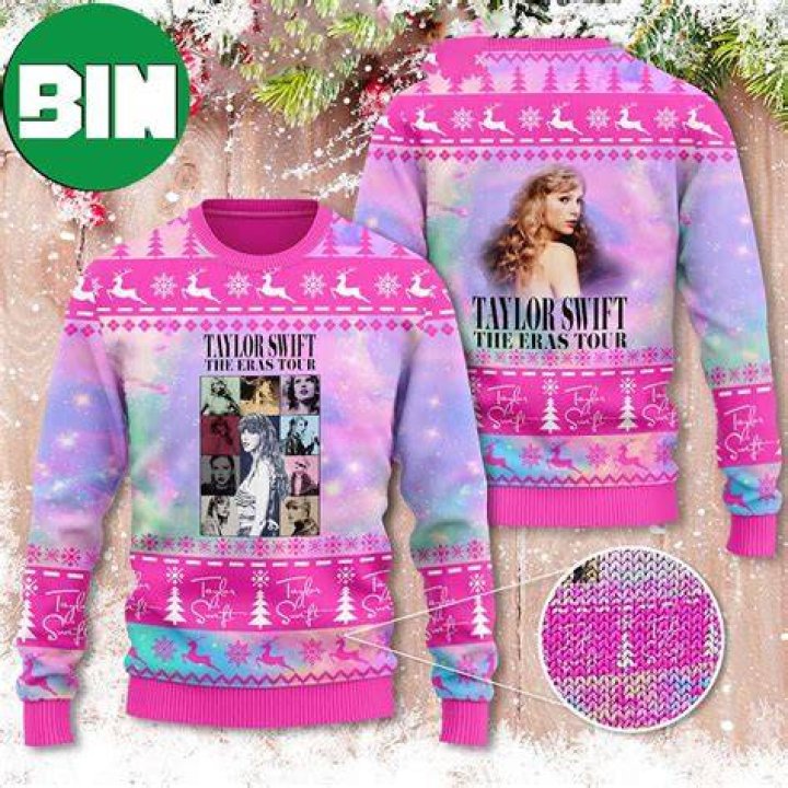 Taylor Swift in her sweater and shorts taylor swift in her sweater and shorts