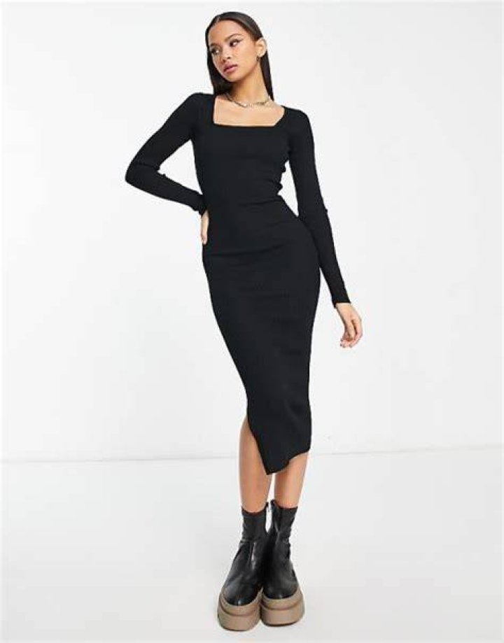 Vestito midi in maglia con risvolto che lascia scoperte le spalle, definito da maniche drappeggiate e dettaglio a coste in vita, The Garment su Luisaviaroma Vestito midi in maglia con risvolto che lascia scoperte le spalle, definito da maniche drappeggiate e dettaglio a coste in vita, The Garment su Luisaviaroma