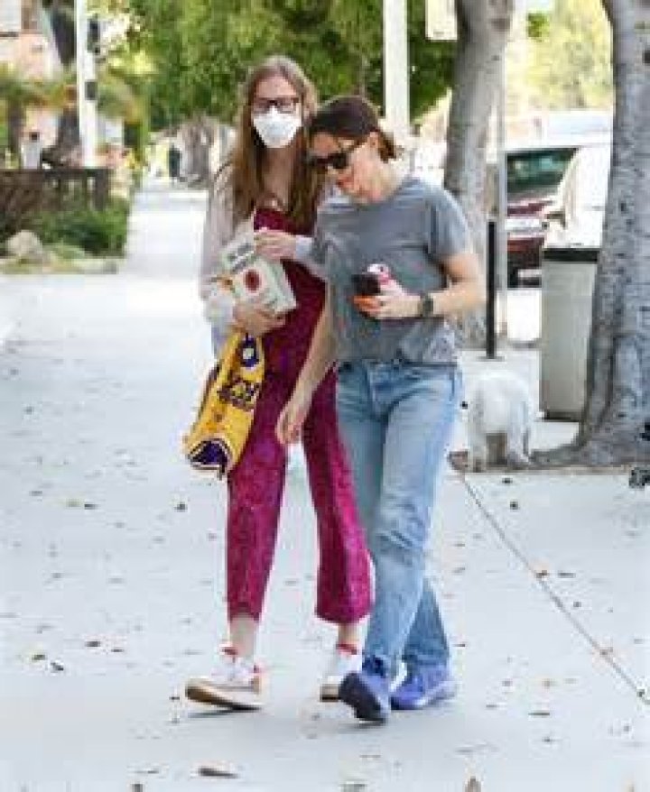 Violet Affleck Illness And Health: Does She Have Cancer?