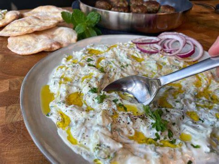 Waar Eet Je Tzatziki Saus Bij? (Correct answer)