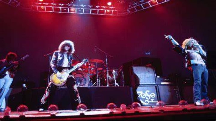 Zeppelin performing live